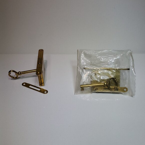 VINTAGE BRASS CHEST LOCKS WITH ORNATE BRASS KEYS. LOCKS ARE MORTISE STYLE. - Picture 3 of 5